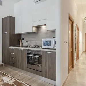 Lovely Piazza Santa Maria Appartement